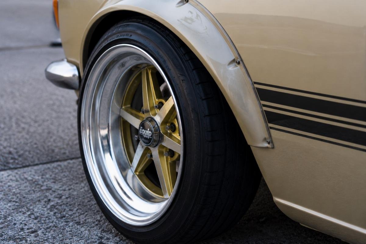 Close-up of a period-correct 80s staggered fitment retro wheel showing lip and offset details